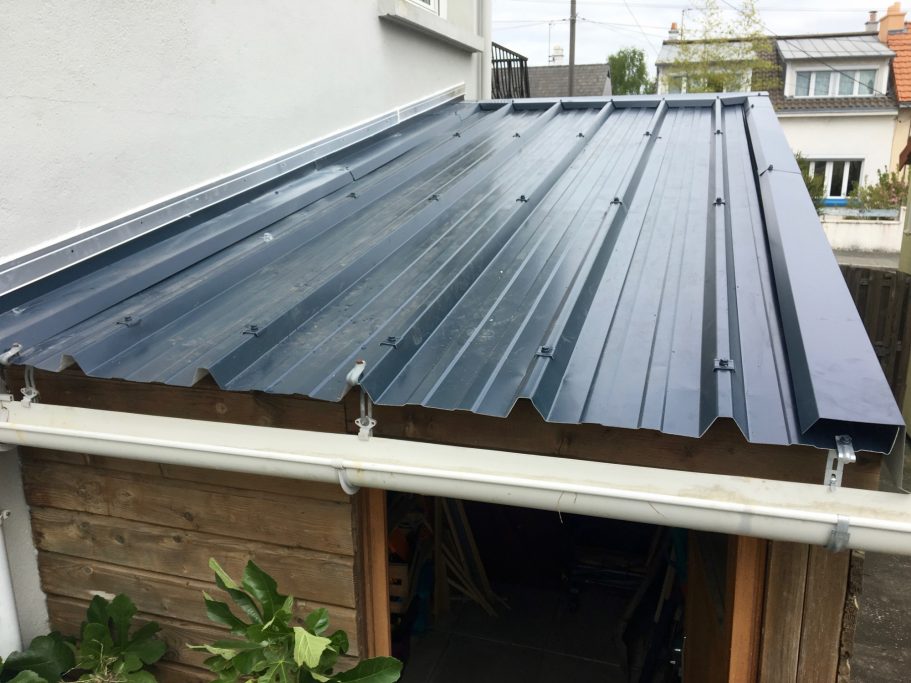 Réfection d'une toiture en bac acier, pose de gouttière 1/2 ronde en PVC Réfection d'une toiture en bac acier, pose de gouttière 1/2 ronde en PVC
