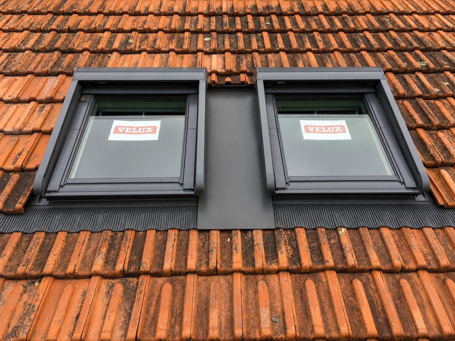 Pose de deux fenêtres de toit VELUX® avec volets solaires sur couverture existante en tuiles Pose de deux fenêtres de toit VELUX® avec volets solaires sur couverture existante en tuiles